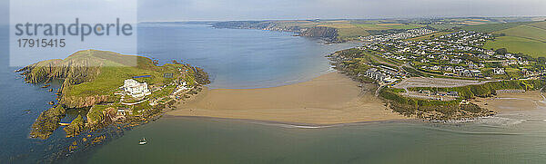 Luftaufnahme von Burgh Island Hotel und Bigbury Beach Tombolo in den South Hams  Devon  England  Vereinigtes Königreich  Europa