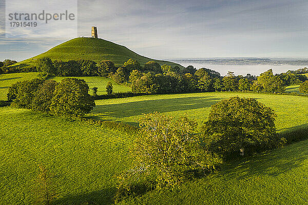 Glastonbury Tor an einem sonnigen  nebligen Septembermorgen  Glastonbury  Somerset  England  Vereinigtes Königreich  Europa