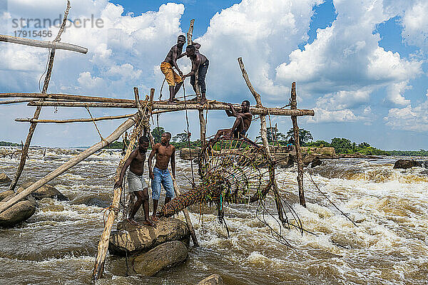 Indigene Fischer vom Stamm der Wagenya  Kongo-Fluss  Kisangani  Demokratische Republik Kongo  Afrika