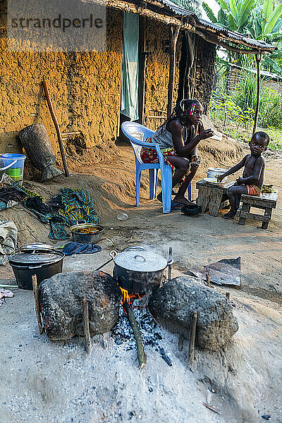 Feuerstelle  Dorf des Teke-Stammes  Kongo-Fluss  Demokratische Republik Kongo  Afrika