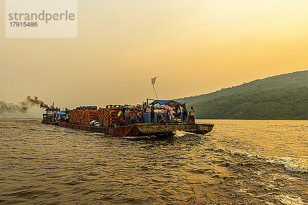 Überladenes Flussschiff auf dem Kongo-Fluss bei Sonnenuntergang  Demokratische Republik Kongo  Afrika