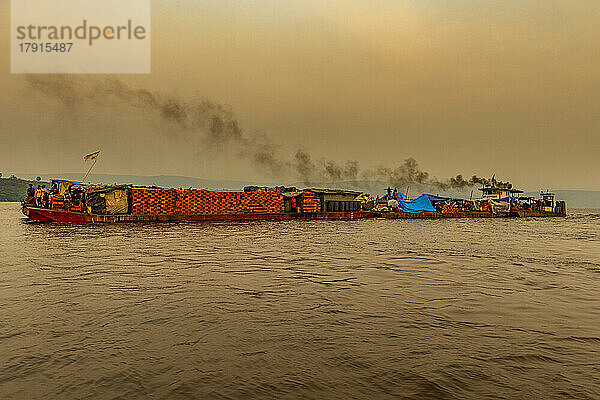 Überladenes Flussschiff auf dem Kongo-Fluss bei Sonnenuntergang  Demokratische Republik Kongo  Afrika