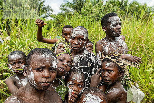 Bemalte Pygmäenjungen  Kisangani  Demokratische Republik Kongo  Afrika