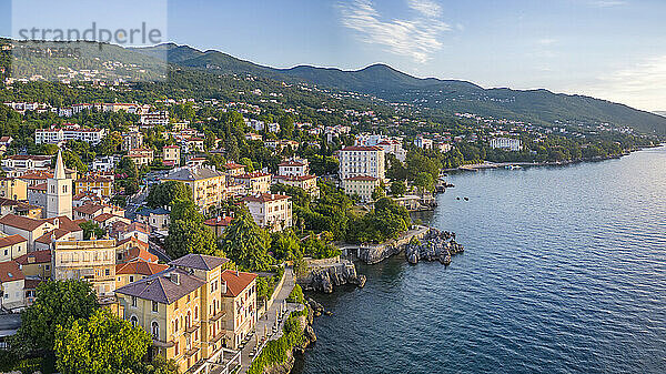 Luftaufnahme der St.-Georgs-Kirche und Lovran bei Tagesanbruch  Lovran  Kvarner-Bucht  Ost-Istrien  Kroatien  Europa