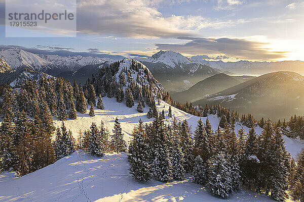 Winter in den Orobie-Alpen bei Sonnenaufgang  Presolana-Gipfel in der Provinz Bergamo  Region Lombardei  Italien  Europa