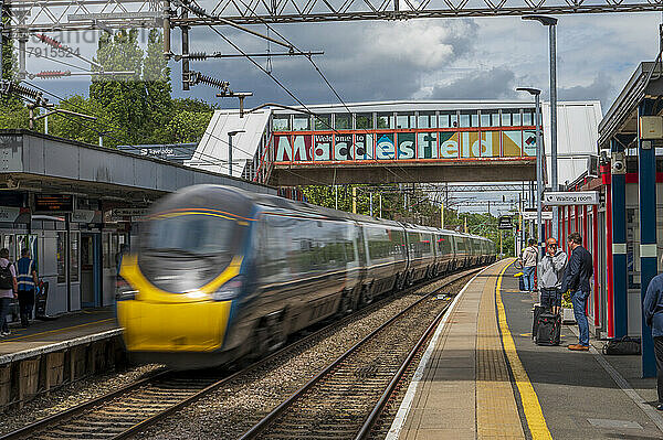 Zug in Richtung Manchester fährt durch den Bahnhof Macclesfield  Macclesfield  Cheshire  England  Vereinigtes Königreich  Europa
