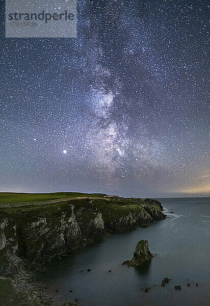 Die Milchstraße und der Nachthimmel über Gwenfaens Pillar  Porth Saint  bei Rhoscolyn  Anglesey  Nordwales  Vereinigtes Königreich  Europa