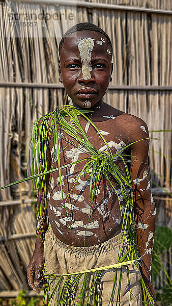 Bunter Junge vom Stamm der Yaka  Mbandane  Demokratische Republik Kongo  Afrika