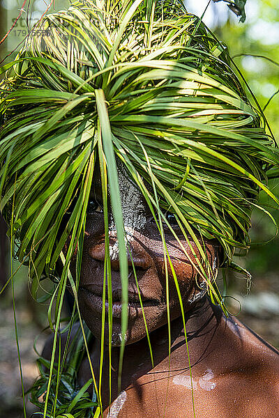 Traditioneller maskierter Mann  Stamm der Yaka  Mbandane  Demokratische Republik Kongo  Afrika