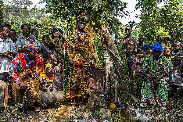 Stammeshäuptling des Yaka-Stammes  Mbandane  Demokratische Republik Kongo  Afrika