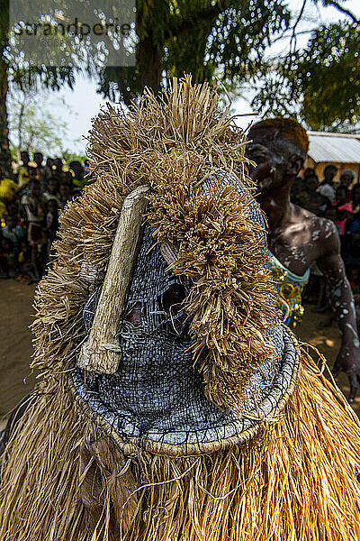 Traditioneller maskierter Mann  Stamm der Yaka  Mbandane  Demokratische Republik Kongo  Afrika