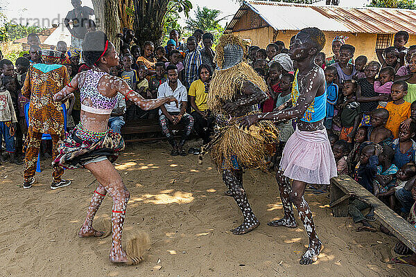 Yaka-Stamm bei einem rituellen Tanz  Mbandane  Demokratische Republik Kongo  Afrika