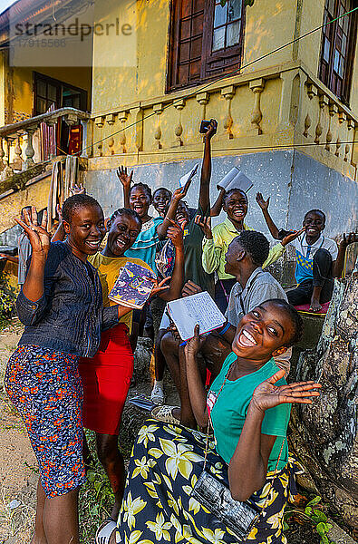Freundliche Schulmädchen  Mbanza Ngungu  Demokratische Republik Kongo  Afrika