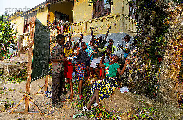 Freundliche Schulmädchen  Mbanza Ngungu  Demokratische Republik Kongo  Afrika