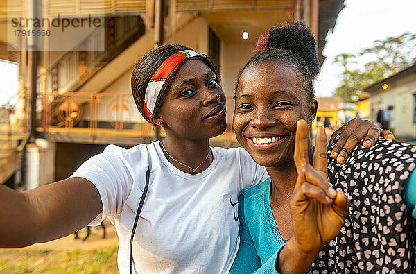 Freundliche Mädchen  Mbanza Ngungu  Demokratische Republik Kongo  Afrika