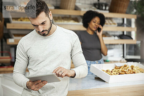 Bäckereibesitzer richtet Online-Geschäft auf digitalem Tablet ein