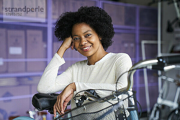 Porträt einer afroamerikanischen Frau  die in ihrem Fahrradladen steht  in der Mitte der Aufnahme