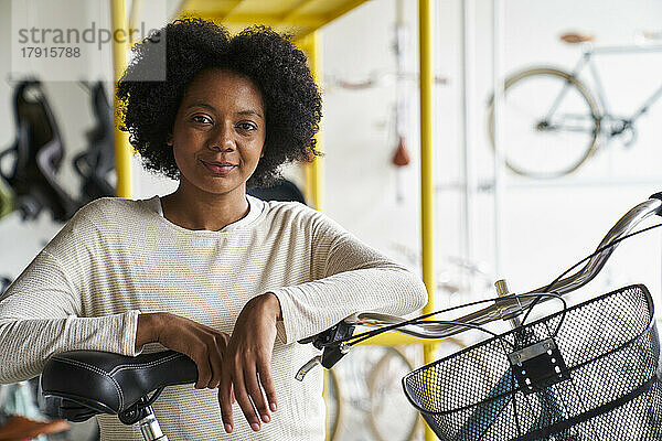 Porträt einer afro-amerikanischen Ladenbesitzerin in ihrem Fahrradgeschäft