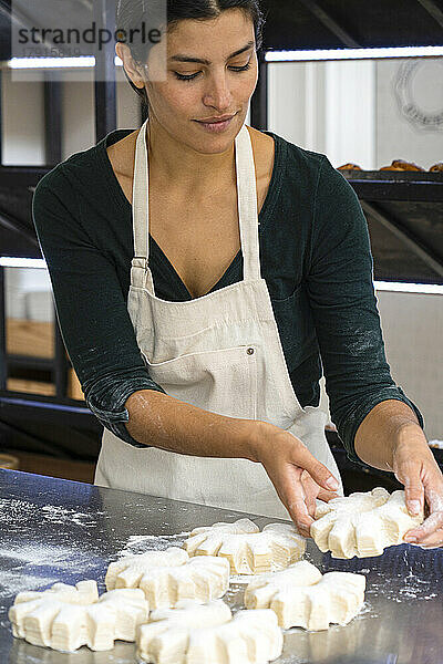 Lateinamerikanische Bäckereibesitzerin bei der Herstellung von Gebäck