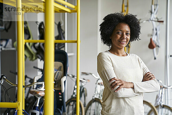 Porträt einer afroamerikanischen Fahrradladenbesitzerin in der Mitte der Aufnahme