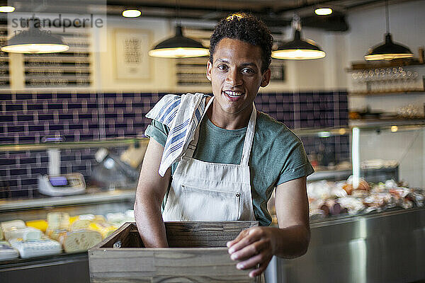 Junger lateinamerikanischer Mann arbeitet in einem Lebensmittelladen