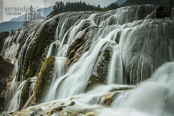 Der Jiuzhaigou-Wasserfall  ein Wasserfall in einem Nationalpark  der zum Weltkulturerbe der Unesco gehört  stürzt über Felsen.