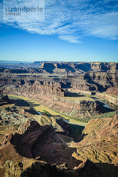Blick von oben auf die Messas und Felsformationen des Canyonlands National Park sowie auf den Horseshoe Bend und den Colorado River.