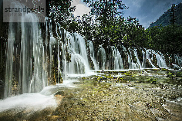 Der Jiuzhaigou-Wasserfall  ein Wasserfall in einem Nationalpark  der zum Unesco-Welterbe gehört.