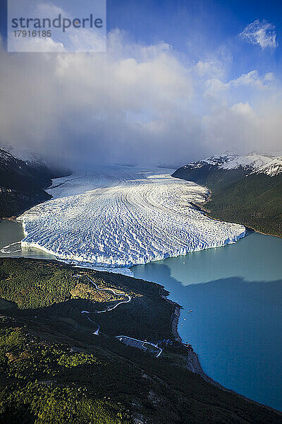 Der Perito-Moreno-Gletscher  Luftaufnahme des Gletscherendes und des Wassers des Ozeans.