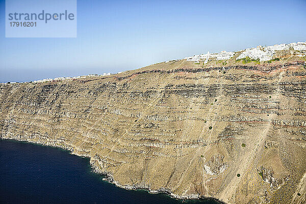 Luftaufnahme einer Stadt an der Spitze einer steilen Klippe auf der Insel Egeo  weiß getünchte Häuser an der Klippe.