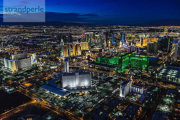 Luftaufnahme der Stadt Las Vegas in der Abenddämmerung  Lichter der Stadt und hohe Gebäude des Reiseziels.