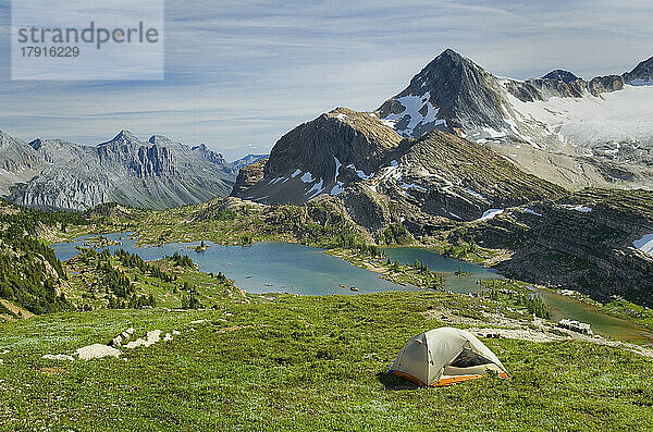 Campingplatz oberhalb des Limestone Lakes Basin  im Hintergrund der Monte Abruzzi