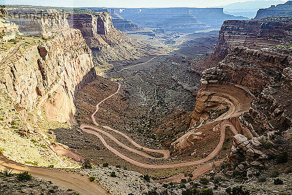 Canyonlands National Park  der Blick auf einen Zickzackweg vom Canyonboden den steilen Hang hinauf.