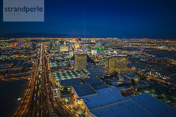 Stadtbild von Las Vegas in der Abenddämmerung.