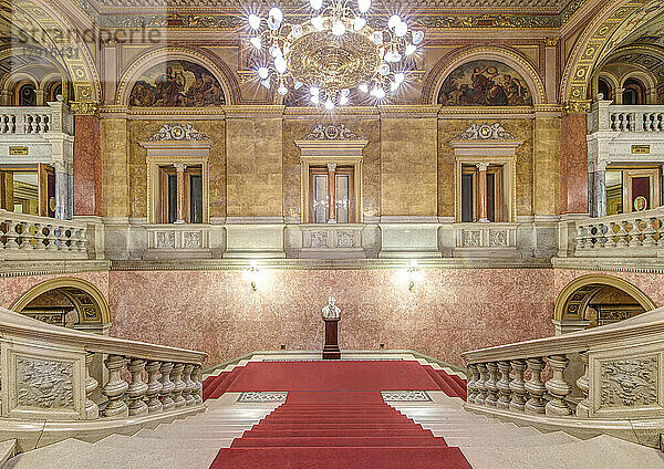 Die Ungarische Staatsoper  erbaut in den 1880er Jahren  doppelte Innentreppe mit rotem Teppich.