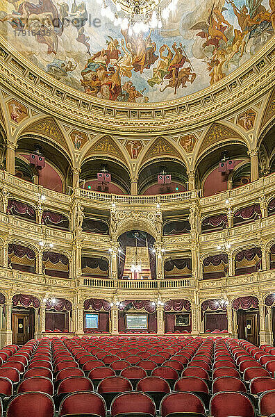 Ungarische Staatsoper  erbaut in den 1880er Jahren  Innenansicht des Zuschauerraums mit Logen und roten Sitzreihen.