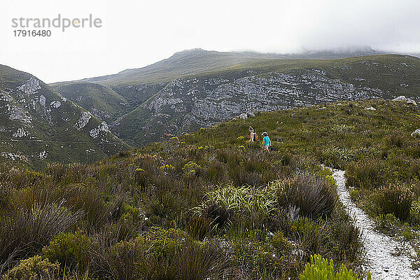 Südafrika  Hermanus  Geschwister (8-9  16-17) wandern im Fernkloof Nature Reserve