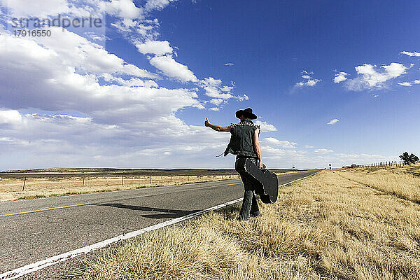 USA  New Mexico  Tramper auf Wüstenstraße