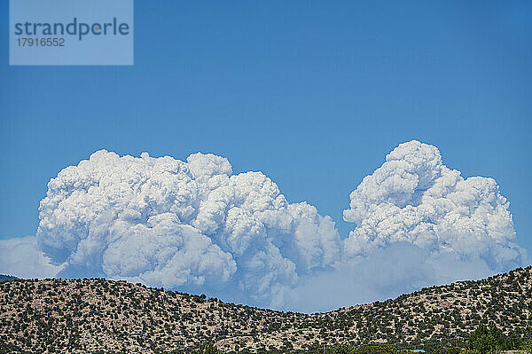 USA  New Mexico  Santa Fe  Rauch über Hügeln während des Calf Canyon/Hermits Peak Fire