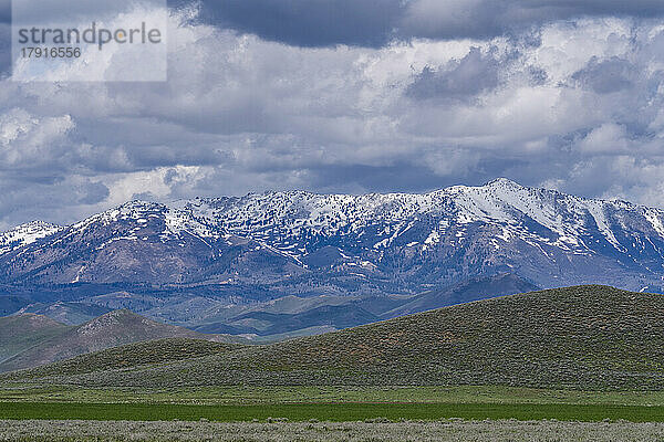 USA  Idaho  Fairfield  dramatische Wolken über dem schneebedeckten Soldier Mountain