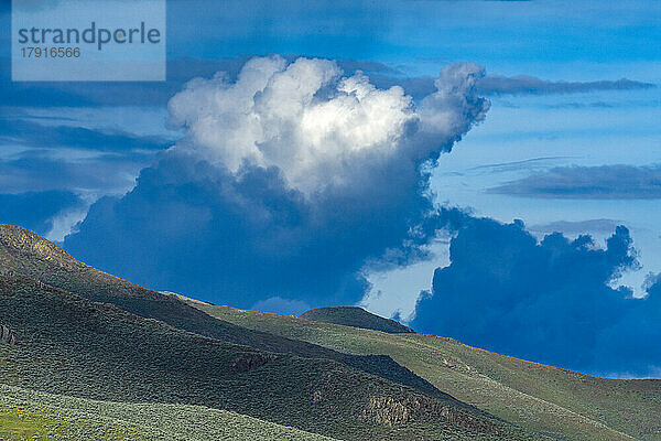 USA  Idaho  Bellevue  dramatische Wolken über Hügeln in der Nähe von Sun Valley