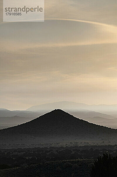 USA  New Mexico  La Ceinega  Rauch bedeckt den frühen Morgenhimmel über den Sangre de Cristo Mountains