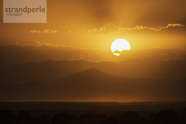 USA  New Mexico  Santa Fe  Sonnenuntergang über der Wüste im Rauch eines verheerenden Feuers