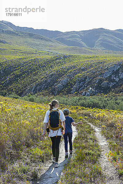 Südafrika  Hermanus  Teenager-Mädchen (16-17) und Bruder (8-9) wandern im Phillipskop Nature Reserve