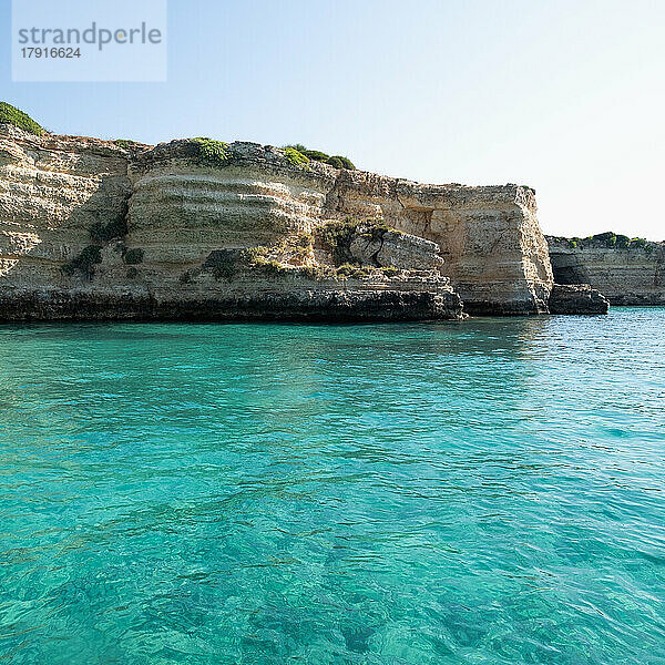 Italien  Apulien  Provinz Lecce  Otranto  Baia Del Mulino D'acqua  Klippen an der Meeresküste