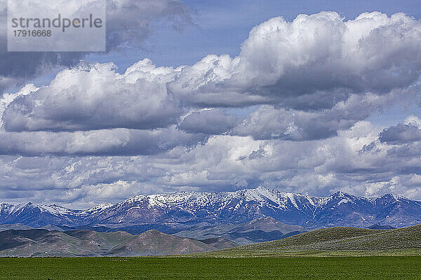 USA  Idaho  Fairfield  dramatische Wolken über dem schneebedeckten Soldier Mountain