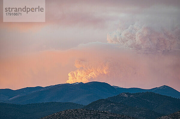 USA  New Mexico  Santa Fe  Rauch über den Sangre de Cristo Mountains während des Feuers im Calf Canyon/Hermits Peak