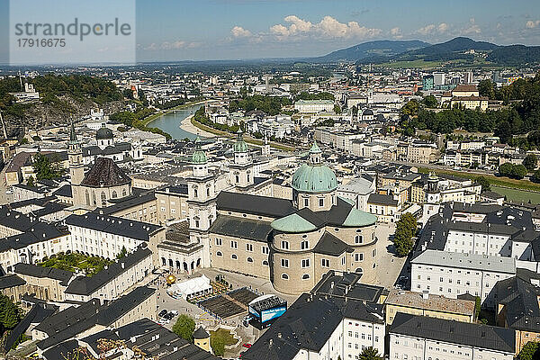 Österreich  Salzburg  Stadtdächer von der Festung aus gesehen