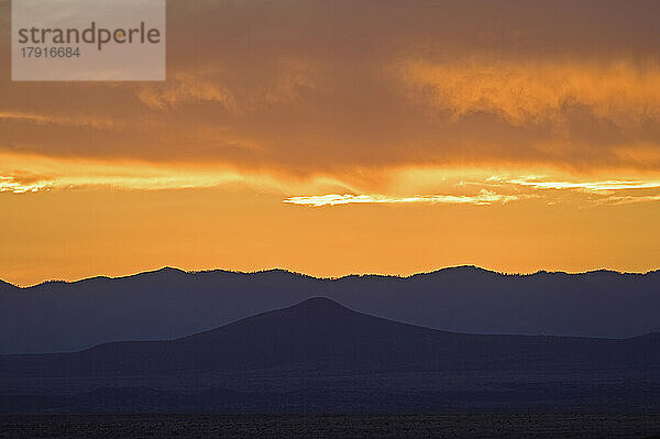 USA  New Mexico  Santa Fe  Wüstenlandschaft bei Sonnenuntergang