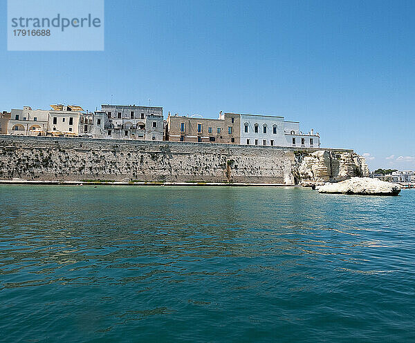 Italien  Apulien  Provinz Lecce  Otranto  Altstadt an der Meeresküste